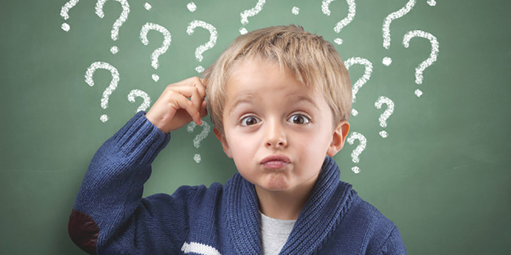 Criança curiosa fazendo perguntas. garotinho da pré-escola com